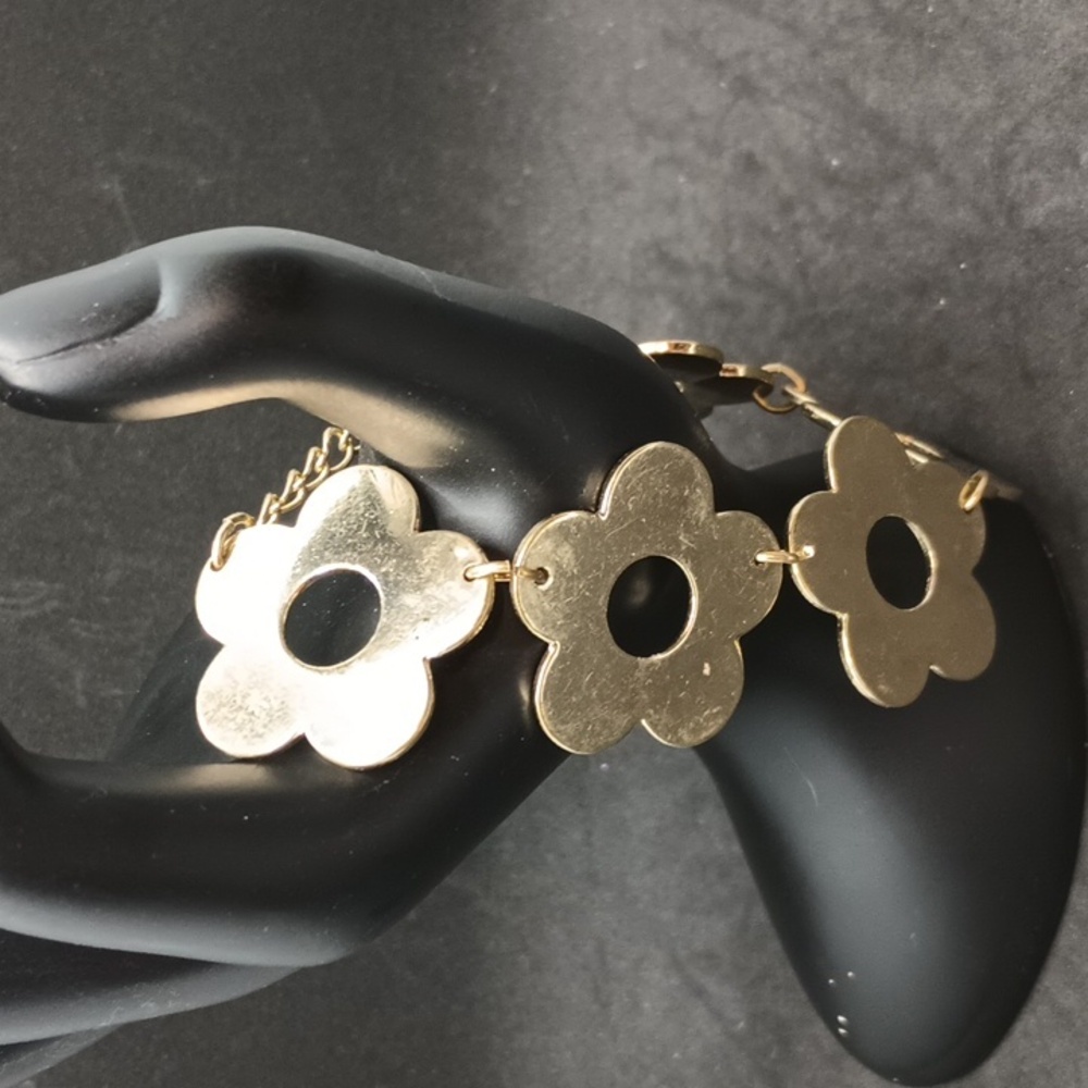 Girls gold tone metal flower bracelet